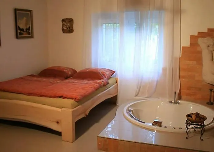 Raspi Etterem Es Boraszat Bed & Breakfast 3*